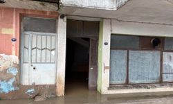 İzmir'de sağanak nedeniyle yollar göle döndü (2)