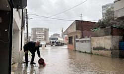 İzmir'de sağanak nedeniyle yollar göle döndü / Ek fotoğraflar