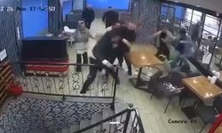 Kafede karşılaşan husumetli iki grup, birbirlerine masa ve sandalyelerle saldırdı; o anlar kamerada