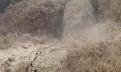 Kahramanmaraş'ta dere taştı, mahsur kalan vatandaş iş makinesiyle kurtarıldı