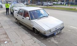 Kaldırıma çarptığı otomobilini park edip kaçan sürücü ehliyetsiz çıktı