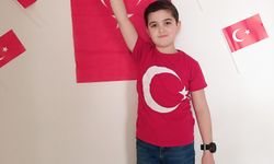 Kaldırımda gördüğü bayrağı alıp öpen Berk: Yerde olmasına izin veremezdim / Ek fotoğraflar