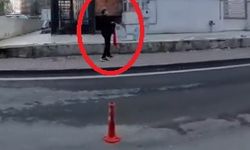 Kaldırımda gördüğü bayrağı alıp öpen Berk: Yerde olmasına izin veremezdim