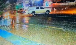 Kamyonet, caddede refüjü aşıp karşı şeride geçti; o anlar kamerada