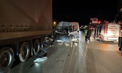 Kamyonet, park halindeki TIR'a çarptı; sıkışan yolcu öldü