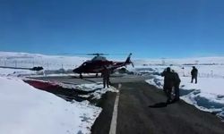 Kardan yolu kapalı mezradaki hasta, ambulans helikopterle hastaneye yetiştirildi