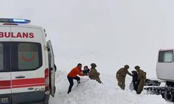 Kars'ta hasta çocuklar, paletli araçla sağlık ekiplerine ulaştırıldı