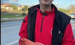 Kayalıklara takılan Türk bayrağını tereddüt etmeden kurtardı