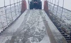 Kayan otomobil asma köprünün ortasında kaldı, traktörle kurtarıldı