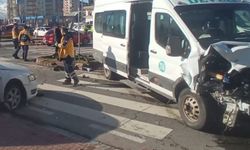 Kayseri'de otomobil ile minibüs çarpıştı: 14 yaralı
