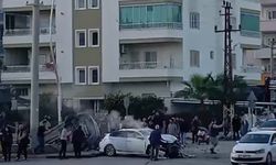 Kaza yapan otomobil köprüde asılı kaldı