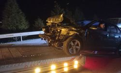 Kazada ağır hasar alan otomobilden yara almadan çıktı