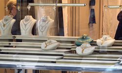 Kepenk kumandasını yedekledikleri kuyumcu dükkanına girip 1,5 kilo altını çaldılar