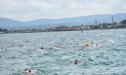 Kış ayında çocuklar için 'Hava soğuk, su soğuk, yürekler sıcak' sloganıyla kulaç attılar / Ek fotoğraflar