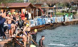 Kış ayında çocuklar için 'Hava soğuk, su soğuk, yürekler sıcak' sloganıyla kulaç attılar