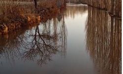 Kızılırmak taştı; köy yolu ulaşıma kapandı