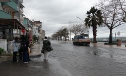 Kocaeli'de lodos; deniz taştı, yollar göle döndü