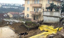 Kocaeli'de toprak kayması; binanın bahçe duvarı ve sokaktaki yolun bir bölümü çöktü