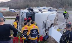 Kontrolden çıkan kuru beton tankeri refüje devrildi; 1 yearalı