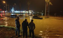 Kuşadası'nda sağanak; yollar göle döndü, araçlar suya gömüldü