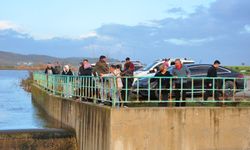 Manisa'da Bağyolu Barajı taştı, vatandaşlar su salımını izlemeye koştu