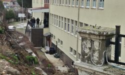 Manisa'da istinat duvarı, lise bahçesine çöktü