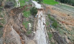 Manisa'da Sülüklü Göl yolunda toprak kayması; yol ulaşıma kapatıldı