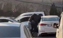 Mardin'de trafikte tekmeli yumruklu yol verme kavgası kamerada