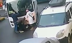 Midibüsün çarptığı kadın yaralandı; kaza kamerada