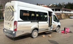 Minibüs ile çarpışan motosikletin sürücüsü öldü