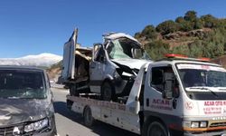 Minibüsle çarpışan kamyonetin sürücüsü ile oğlu öldü