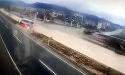 Minibüsün otomobile çarptığı kaza kamerada; 1 yaralı