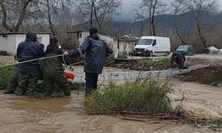 Muğla'da göle dönen yolda kano ile ilerledi