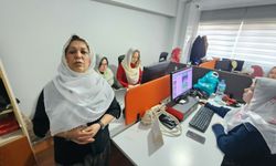 Muğla'da kadın gazetecilerden Başkan Güneş'e yöresel kıyafetli destek