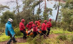 Muğla'da kayalıklardan düşen genç kurtarıldı