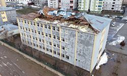 Muş'ta fırtına okulun çatısını uçurdu