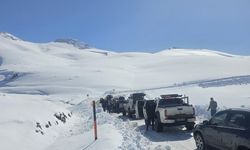 Off-road ekibi, kışın ortasında 50 derece sıcaklıktaki kaplıcada yüzdü