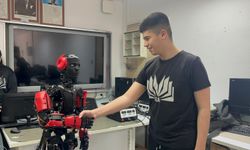 Öğrencilerin geliştirdiği 'Altan' robot, onlarla sohbet edip rehberlik yapıyor