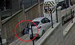 Öğrencilerin gözü önünde yumruk yumruğa kavga