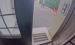 Önce siparişini teslim etti, sonra damda kalan çocuğu kurtardı; o anlar kask kamerasında