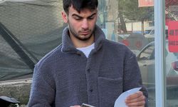 Önündeki araca çarpmamak için sürücüsünün ani manevra yaptığı otomobil yan yattı