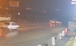 Otomobil ile kamyonetin çarpıştığı kaza kamerada: 2 yaralı