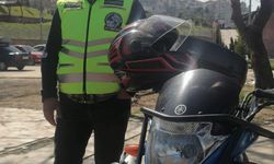 Otomobile çarpan motosikletin sürücüsü öldü, kaza kask kamerasında