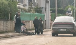 Otomobille çarpışan elektrikli bisiklet sürücüsünün yaralandığı kaza kamerada