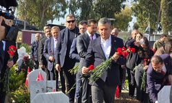 Özgür Özel, deprem şehitliğini ziyaret etti