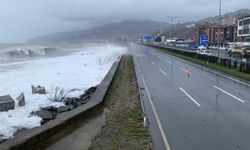 Rize'de dalgalar kayalıkları aşıp sahil yoluna ulaştı
