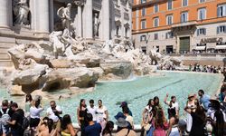 Roma'nın tarihi Trevi Çeşmesi'nde turistler için ücretli dönem başladı