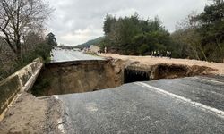 Sağanak nedeniyle yol çöktü