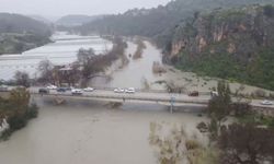 Sağanak sonrası mahsur kalan 2 kişi ekipler tarafından kurtarıldı / Ek fotoğraflar