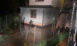 Sağanakta su basan seranın çatısında mahsur kalan 2 kişi botla kurtarıldı